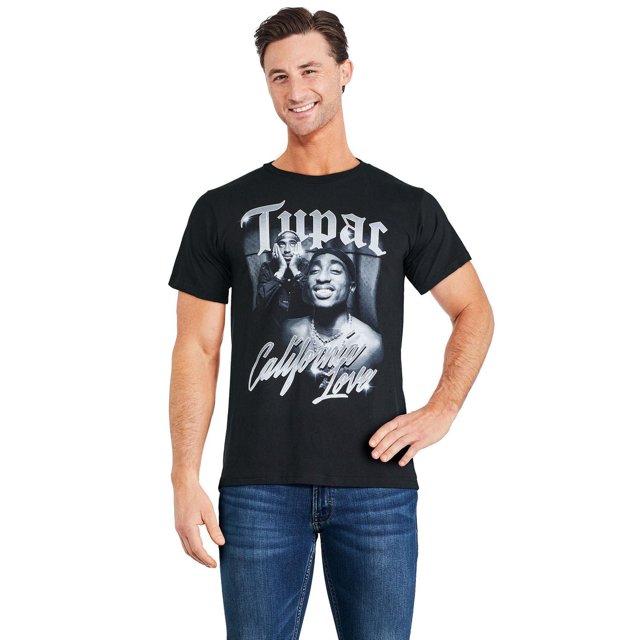 Tupac T-shirt Graphique pour Homme en Noir avec une Impression avant du Rappeur avec Texte « Tupac » au-Dessus et Inscription « California Love » en Dessous, Encolure Ras du Cou, Manches Courtes et Ourlet Droit, Assorti à des jeans Bleus pour un style Décontracté.