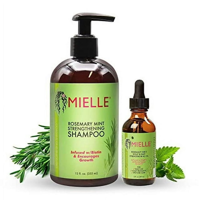 Mielle Organics Rosemary Mint Ensemble de Collection Comprenant un Shampoing Fortifiant au Rosemary Mint de 12 Oz et une Huile Fortifiante pour Cuir Chevelu et Cheveux au Rosemary Mint de 2 Oz. la Bouteille de Shampoing Dispose d'Un Distributeur à Pompe, et l'Huile Est Livrée dans une Bouteille en Verre avec un Compte-Gouttes. les Deux Produits Sont Présentés avec des Feuilles Fraîches de Romarin et de Menthe en Arrière-Plan.