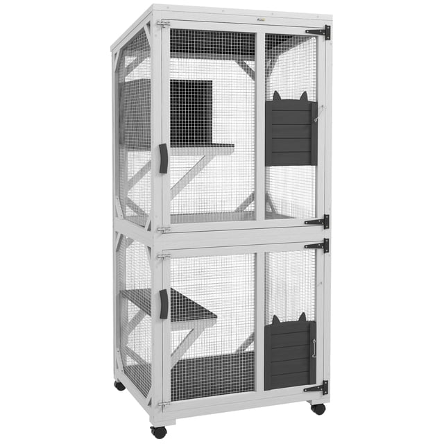 PawHut Cat House Extérieur, Grand Catio avec Roues, Coffre de Repos, Blanc et Gris. un Catio Extérieur Haut et Rectangulaire en Bois de Sapin Massif avec Treillis Métallique Galvanisé et Revêtement Gris et Blanc Adapté aux Animaux. Comprend Trois Grandes Plateformes de Saut, un Coffre de Repos Intérieur, Deux Portes avant pour un Accès Facile, et Quatre Roues pour la Mobilité. le Toit en Asphalte Résistant aux Intempéries Offre une protection contre les Éléments, Ce Qui en Fait le Mobilier pour Chat d'Extérieur Idéal.