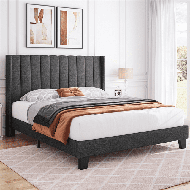 Yaheetech Lit Plateforme Moderne Rembourré avec Tête de Lit à Cannelures, Grand Lit, Gris Foncé. Ce Lit Plateforme Présente un Revêtement en Tissu de Lin Gris Foncé avec une Tête de Lit Capitonnée à Cannelures et un Cadre en Acier Métallique durable. Conçu pour les Matelas Format Grand, Il Comprend 12 Lattes en Bois pour un Soutien Fiable et une Dégagement au Sol de 4,3 Pouces. le Lit Est Présenté dans une Chambre Moderne et Lumineuse avec des Murs Blancs et une Lumière Naturelle.