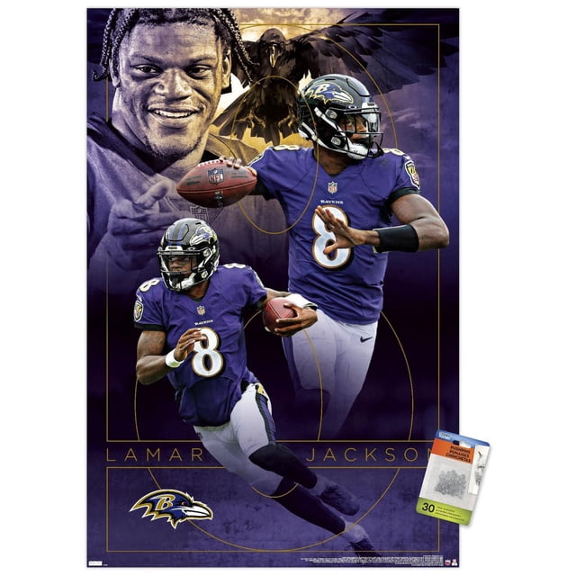 NFL Baltimore Ravens - Lamar Jackson 20 Affiche Murale, 22,375 Po x 34 Po Encadrée Mettant en Vedette Lamar Jackson en Violet Chandail des Ravens Numéro 8 en Deux poses d'Action de football Tenant un Ballon de football, sur Fond Violet Foncé avec un Grand Graphique de Corbeau et des Lignes Géométriques Dorées, logo des Ravens en Bas à Gauche.