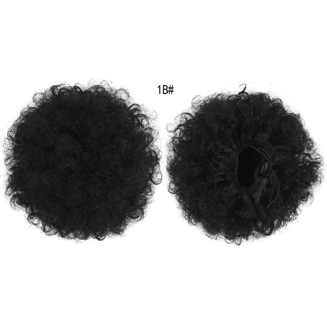 TopLLC Perruques Extension de Queue de Cheval Synthétique Bouclée Perruque Bouffante à Cordon A. l'Image Affiche Deux Vues d'Une Extension de Cheveux Bouclée Synthétique Noire, Étiquetée comme 1B#. la Vue de Gauche Met en Valeur la texture Bouclée Naturelle de la Bouffante, Tandis Que la Vue de Droite Montre le Mécanisme à Cordon et des Peignes Intérieurs pour une Fixation Sécurisée. Mesurant 5 Pouces de Longueur de Cheveux, avec un Diamètre Naturel de 15 cm et une Hauteur de 10 cm, Cette Coiffure Offre un Style Naturel et une application Facile