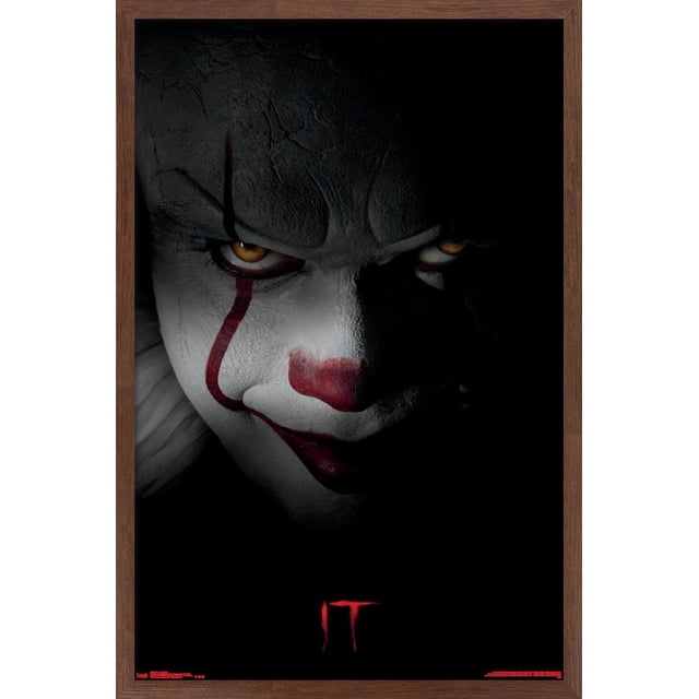IT - Pennywise Affiche Murale, 22,375 Po x 34 Po art Mural Encadré Présentant un Fond Noir avec un Texte « IT » Rouge au Centre Inférieur, Logé dans un Cadre en Bois Brun, Convenant à la Déco de la Maison et à la Décoration de Fête.