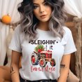 thumbnail image 2 of Chandail Style Ferme « Sleighin' It » / T-Shirt de Noël Country Tracteur Rouge, Gris Chiné Foncé, Taille TG, 2 of 6