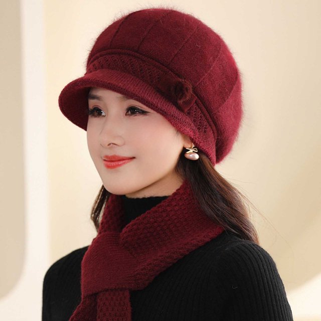 Tuque d'Hiver pour Femmes Coupe-Vent d'Extérieur, Protection Chaude, Bonnet Tricoté à Empiècements de Couleur Rouge Foncé. Cette Tuque d'Hiver pour Femmes Offre une Protection Intégrée des Oreilles et un design Coupe-Vent, Assortie à une Foulard Tricotée Assortie. Fabriquée en Matériau Acrylique Doux, Elle Est Idéale pour les Activités Extérieures d'Hiver comme le Ski, la Randonnée et le Vélo.
