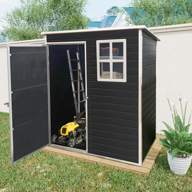 Remise de Rangement Extérieure en Plastique de 5 Pi x 3 Pi avec Plancher, Noire, au design Mince au Pied, Idéale pour Ranger l'Équipement de Pelouse et les Outils de Jardinage. la Remise Comprend une Porte Simple Verrouillable sur Coussinet pour la Sécurité, une Fenêtre Latérale pour l'Éclairage Naturel et des Évents pour une Bonne circulation d'Air. Fabriquée avec des Panneaux en Résine à Multiples Parois Renforcés de Métal pour la Résistance à l'Eau et la protection UV, et un Plancher en Résine Renforcé pour Soutenir les Charges Lourdes. Présentée dans un Décor de Cour Arrière avec