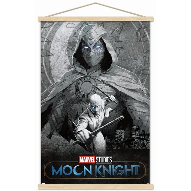 Marvel Moon Knight - Affiche Murale Teaser Représentant une Grande Figurine à Capuche avec des Yeux Lumineux et un Emblème de Lune en Croissant sur la Capuche, Capuchonnée en Tissu Texturé, derrière un Homme en Complet Brandissant des Bâtons en Posture d'Action, avec une Ligne d'Horizon de Ville et des Hiéroglyphes Égyptiens en Arrière-Plan.
