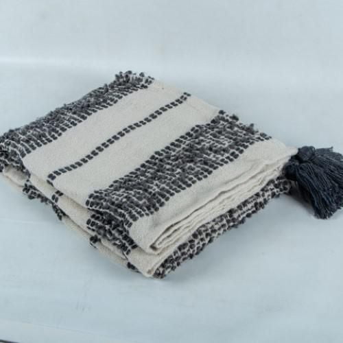 Jeté à Rayures Minérales 50"x60 Pouces Bleu Gris Plié avec Rayures Tissées Texturées et un Pompon Foncé, Fabriqué à Partir de Fil de polyester 100 % Recyclé avec Résistance à l'Eau et aux UV, Convient à une Utilisation Intérieure et Extérieure et Facile à Nettoyer.