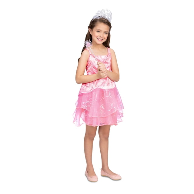 Wicked - Robe Bouffante Glinda et Accessoires Mettant en Vedette une Fille Portant une Robe de Luxe Inspirée de la Magie des Bulles Rose avec une Jupe Transparente à Étages Décorée de Motifs de Bulles, Tenant une Baguette Rose et Portant un Diadème Blanc, Assortie à des Ballerines Roses, Debout sur un Fond Blanc, Idéale pour Déguisement d'Halloween pour Filles.