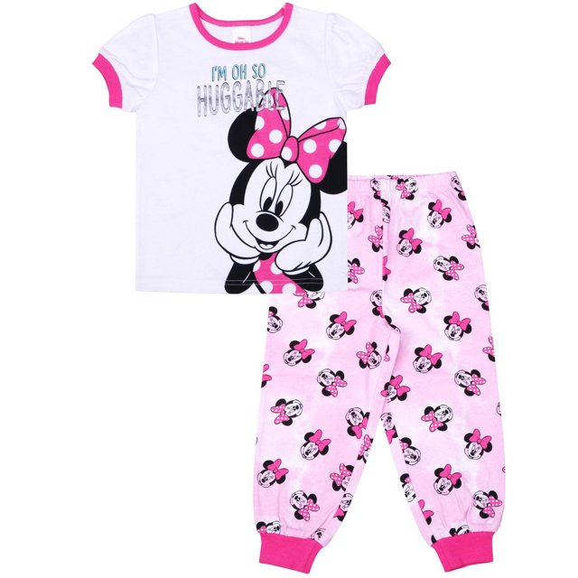 Minnie Mouse Ensemble pyjama Deux Pièces pour Filles avec un Haut Blanc à Manches Courtes Bordé de Rose, Présentant un Grand Graphique Minnie Mouse Portant un Nœud à Pois Roses et la phrase « Je Suis oh so huggable », Assorti à des Pantalons de Nuit Roses Imprimés Partout avec des Visages Minnie Mouse et des Poignets Roses, Convient aux Vêtements de Nuit pour Tout-Petites Filles.