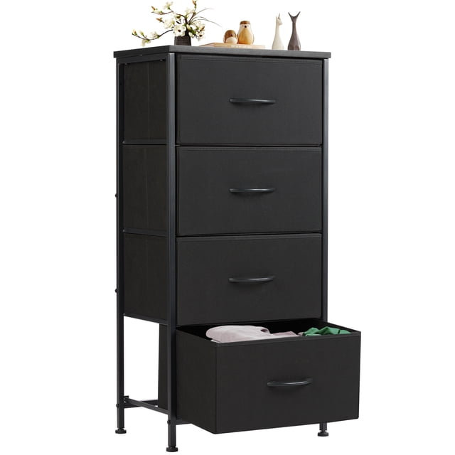 EDX Commode à 4 Tiroirs pour Chambre, un Organisateur de Rangement en Tissu Noir au design Mince. Comprend Quatre Tiroirs Spacieux, l'Un Partiellement Ouvert pour Révéler des Articles Rangements, Soutenu par un Cadre en Acier Renforcé et des Patins de Pieds Ajustables pour la Stabilité. la surface Supérieure en Bois Tient des Articles Décoratifs comme des vases et des figurines. Convient comme Meuble Télé compact Ou table d'Appoint, au design Moderne, Idéal pour Chambres Ou Salons.