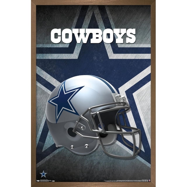 NFL Dallas Cowboys - Affiche Murale Casque 16, 22,375 Po x 34 Po Encadrée Montrant un Casque de football Argent avec un logo Étoile Bleu sur le Côté, sur Fond Texturé Bleu Foncé avec une Grande Étoile Délavée des Dallas Cowboys et le Mot « Cowboys » en Lettres Blanches Audacieuses au-Dessus, Encadrée en Bois, Idéale pour la Déco Murale à Thème Sportif dans les Chambres, Bureaux Ou Salles de Fans.
