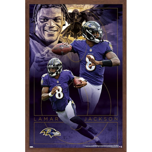 NFL Baltimore Ravens - Lamar Jackson 20 Affiche Murale, 22,375 Po x 34 Po Encadrée Mettant en Vedette Lamar Jackson en Chandail Violet des Ravens Numéro 8 en Deux poses d'Action, Lancer et Courir avec un Ballon de football, sur Fond Violet Foncé avec un Graphique de Corbeau et des accents Géométriques Dorés.