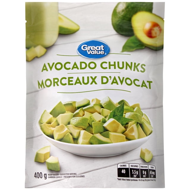 Great Value Paquets de Morceaux d'Avocat Surgelés Montrant un Bol Blanc Rempli d'Avocat Surgelé en Cubes sur une surface en Bois Blanche, avec des Avocats Entiers et Coupées en Deux en Arrière-Plan, Étiquetés en Anglais et en Français, Poids net de 400 g, Idéal pour smoothies et Garnitures dans la Catégorie Fruits Tropicaux Surgelés.
