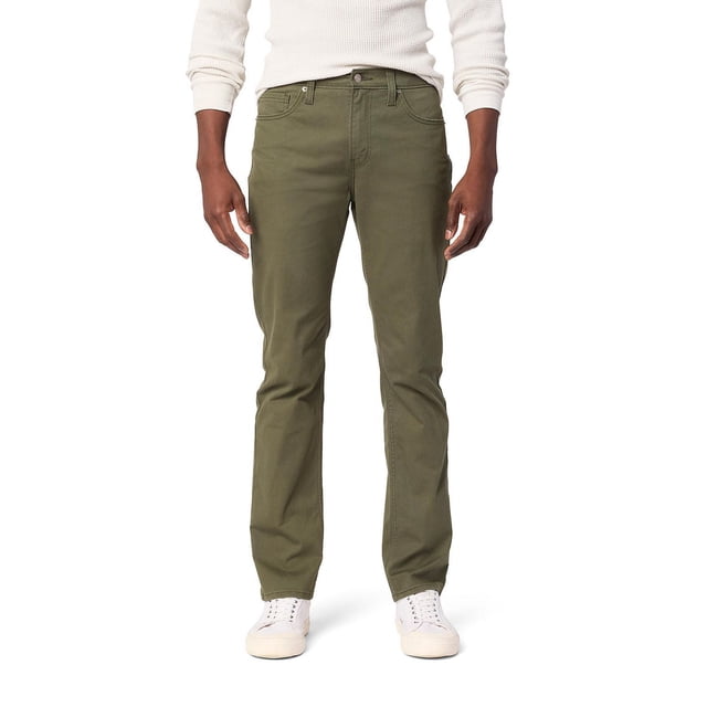 Levi Strauss Signature™ Jeans Ajustés pour Hommes en Vert Atténué Montré à l'Avant sur un Modèle Masculin Portant des Espadrilles Blanches et une Chemise Blanche à Manches Longues, Présentant une Coupe Ajustée à Travers le Siège et la Cuisse avec une Ouverture de Jambe Mince, Braguette Zippée et Style à Cinq Poches Fabriqué en Denim Ultimate Flex pour un Confort et un Mouvement Toute la Journée, Convient Aussi aux Tenues Décontractées et Semi-Formelles.
