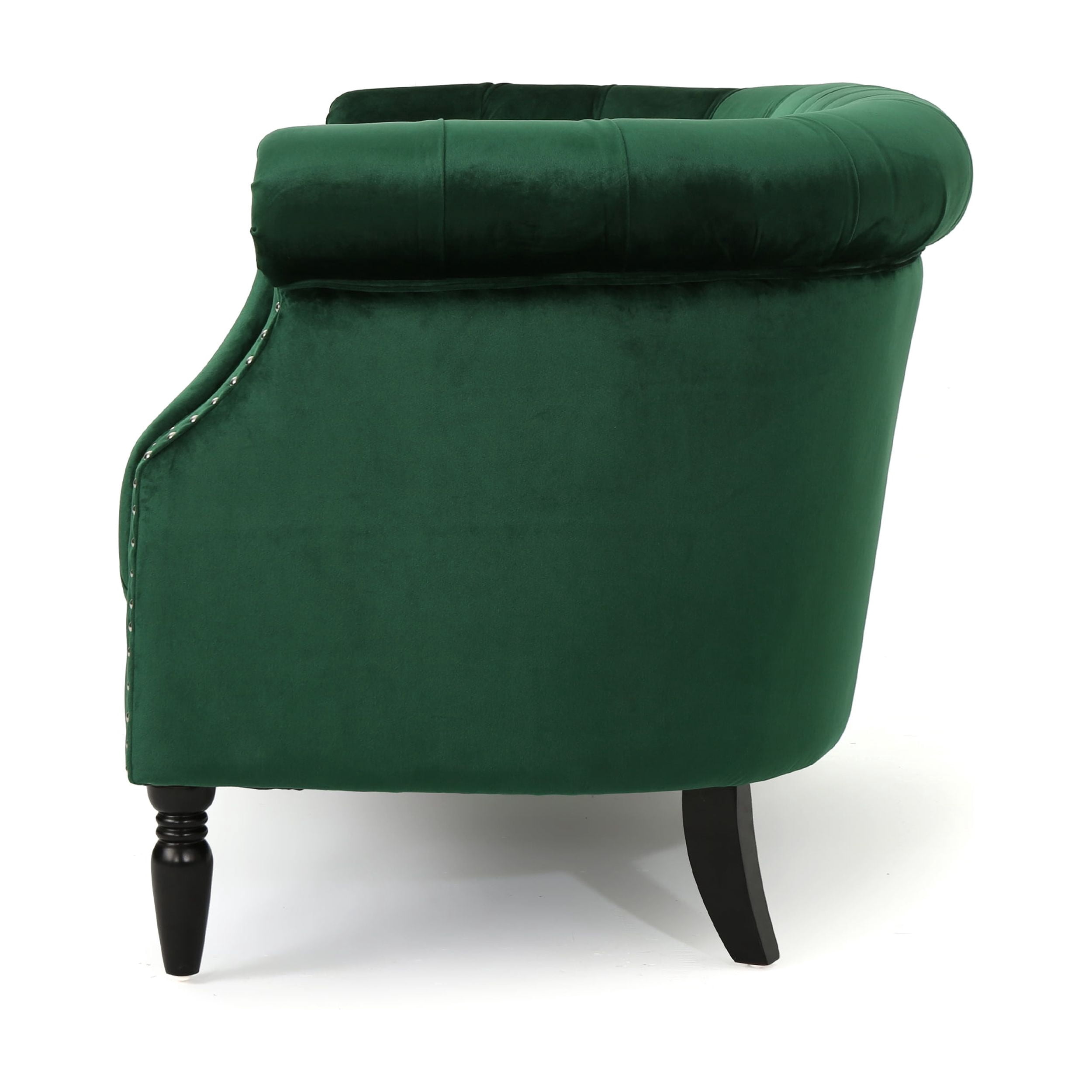 Canapé noble deux places en velours à accoudoirs arrondis, capitonnage en losanges et garniture cloutée argentée, couleur émeraude