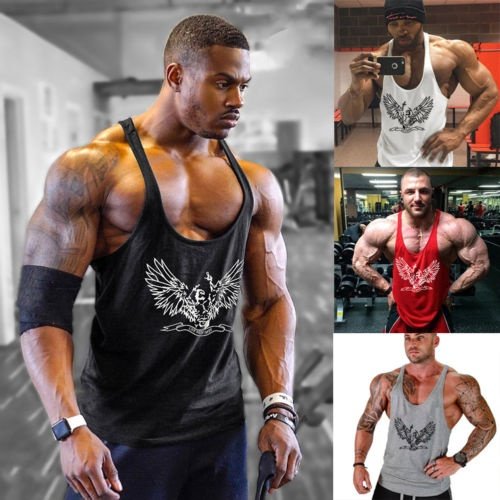 Chandail de Musculation pour Hommes Original, Débardeur Stringer à Dos en Y, Gris, Idéal pour la Musculation et la Mise en Forme. le design à Dos en Y et le Graphique Imprimé à l'Avant Rehaussent Son Attrait Athlétique. Présenté en Noir, Blanc, Rouge et Gris, Porté dans les Environnements de Gym.