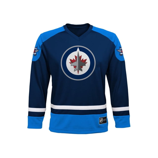 Chandail d'Équipe LNH pour Garçons en Bleu Marine et Bleu Vif avec un Col en V Orienté vers l'Avant Mettant en V le logo Brodé Jets de Winnipeg sur la Poitrine. le Chandail Comprend des Rayures Blanches et Bleu Marine à l'Ourlet et aux Poignets, des Panneaux d'Épaule Bleu Vif avec des Écussons d'Équipe sur les Deux Manches, et un jock tag Tissé Officiel LNH sur le devant Inférieur. Fait de Maille Respirante 100 % polyester, Conçu pour les Tailles Jeunesse des Garçons P/M et G/TG, Convient aux Événements
