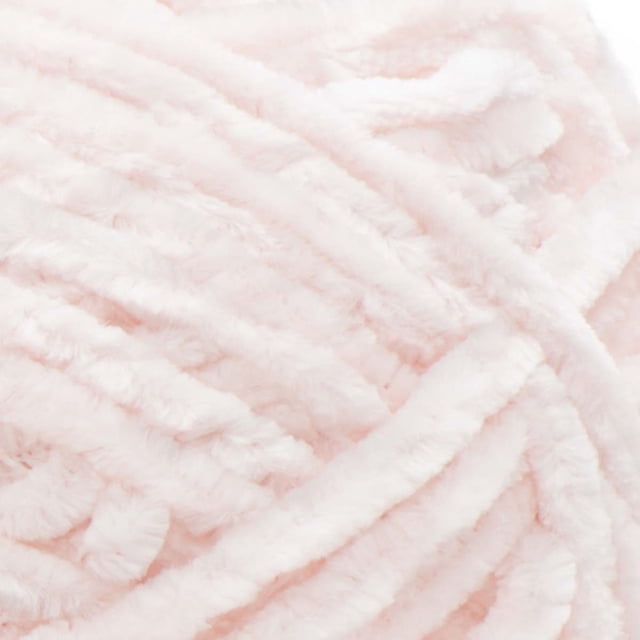 Bernat® Velvet™ Fil, Polyester #5 Volumineux en Rose Pâle, Gros Plan Montrant une texture Pelucheuse Veloutée. Idéal pour des Projets de Tricot et de crochet comme des Couvertures et des Oreillers, Fait de 100 % Polyester et Recommandé pour le Lavage à la Main.