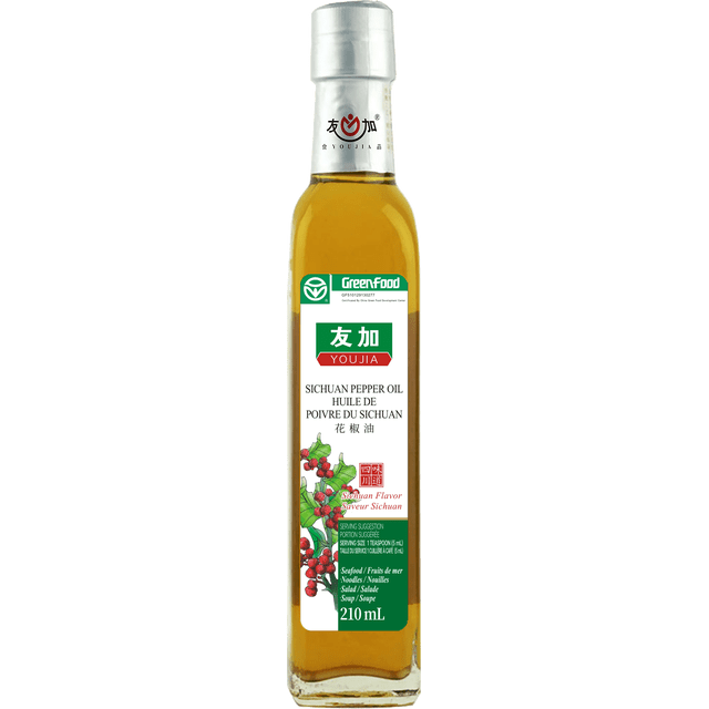 YOUJIA Huile de Poivre du Sichuan dans une Bouteille en Verre Transparent avec un Bouchon Argenté, Présentant une Étiquette Certifiée GreenFood avec des illustrations de Grains de Poivre Rouge, Contenant 210 ml d'Huile. Cette Huile Alimentaire Chinoise et Est-Asiatique Est Idéale pour Ajouter une Saveur Épicée de Sichuan aux Fruits de Mer, Nouilles, Salade et Soupe.