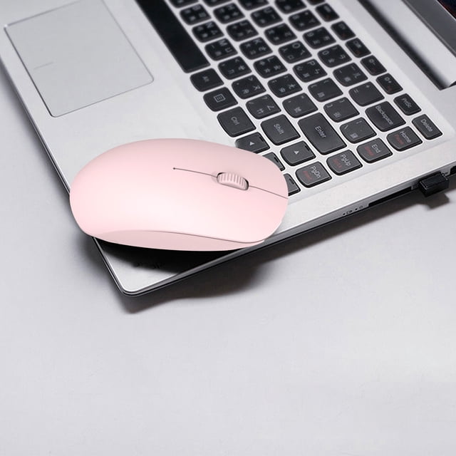Styesk Mouse 2.4G Souris Sans Fil Silencieuse Bluetooth de Couleur Rose Posée sur un Clavier d'Ordinateur Portable. une Souris Sans Fil Compacte Conçue pour le Bureau, les Affaires et les Voyages. Offre des Clics Silencieux, une Configuration plug-and-play et une Portée Sans Fil de 10 m. Idéale comme Accessoire Informatique pour Ordinateurs Portables et PC.