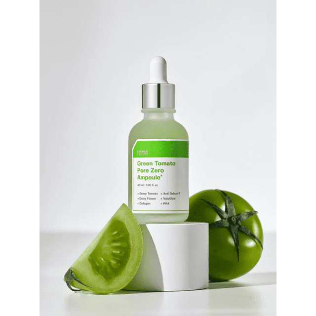Sungboon Editor ampoule Zéro Pores Tomate Verte+ 40 ml dans une Bouteille en Verre Transparent avec Couvercle Compte-Gouttes, Présentant une Étiquette Verte. Positionnée sur un Support Cylindrique Blanc, l'Ampoule Est Entourée de Tomates Vertes Fraîches et d'Une Tranche de Tomate, Mettant en Valeur Son Extrait de Tomate Verte. Idéal pour les routines Quotidiennes de Soins de la Peau, Ce Sérum Léger Hydrate, Affine la texture de la Peau et Exfolie en Douceur. l'Arrière-plan Minimaliste Met en Valeur le