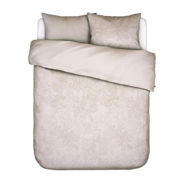 Essenza Ensemble de Literie Housse de Couette pour la Maison en beige avec un Motif jacquard floral Subtil sur la Housse de Couette et une Taie d'Oreiller, Assorti à une Taie d'Oreiller beige Unie, Affiché en Vue de Haut en Bas sur un Cadre de Lit Blanc, Idéal pour Ajouter Douceur et Élégance à la Déco de Chambre.