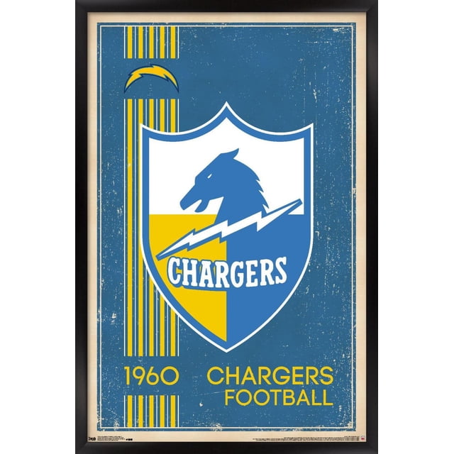 NFL Los Angeles Chargers - Affiche Murale Logo Rétro 17, 22,375 Pouces x 34 Pouces Mettant en Vedette un Logo vintage Encadré du Bouclier des Chargers avec une Tête de Cheval Bleue et un Éclair Jaune sur un Fond Bleu et Jaune Séparés, Toile de Fond Bleue Usée avec des Rayures Jaunes Verticales, Texte Jaune « 1960 Chargers Football », Imprimé sur du Papier d'Affiche Fini satin Lustré Adapté à la Déco Murale de la Maison.