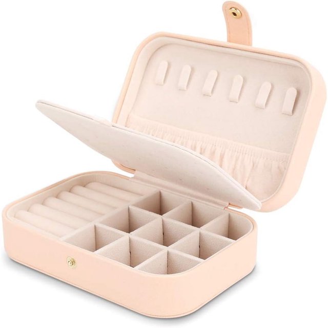 Petite Boîte à Bijoux, Boîte de Rangement pour Bagues et Colliers Mini Boîte à Bijoux à Double Couche Boîte de Rangement pour Bijoux de Voyage pour Femmes Filles Cadeaux. la Boîte Est Présentée en Couleur Rose Fleur de Cerisier avec un design compact Mesurant 16 x 11 x 5,5 cm. Elle Présente des Compartiments Doubles avec Assiettes pour Boucles d'Oreilles, Crochets pour Colliers, Encoches pour Bagues et sections de Rangement Ajustables. Fabriquée en Cuir PU avec un Intérieur en Velours Perlé, Elle Est Légère et portable, Idéale pour le Voyage Ou pour Offrir.
