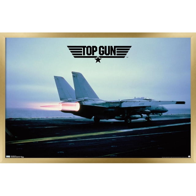 Top Gun - Affiche Murale d'Avion Maverick, 22,375 Po x 34 Po Montrant un Chasseur à jet avec Pistolets Allumés sur un Pont de Porte-Avions sous un Ciel Nuageux, avec le logo Top Gun Noir au-Dessus. Cette Impression d'Art Mural Lustré Est Idéale pour Décorer des Chambres, des Bureaux Ou des Résidences Étudiantes.