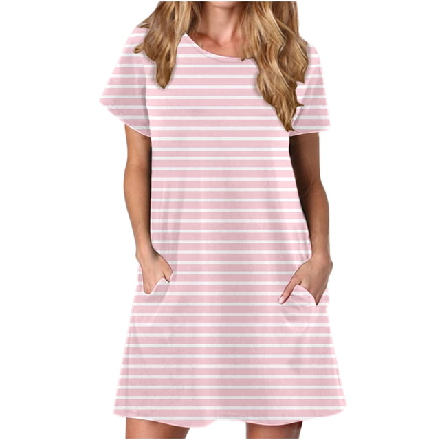 FcBaudy Robe à Manches Courtes à Col Rond Longueur Genou pour Femmes, Présentant un design T-shirt Estival Décontracté avec une Coupe Ample et des Poches. la Robe Est Illustrée d'Un Motif à Rayures Horizontales Rose et Blanc, avec une Coupe Longueur Genou et des Manches Courtes. Fabriquée avec un Mélange de 95 % polyester et 5 % Élasthanne, Elle Est Légère et Respirante, Idéale pour le Printemps et l'Été. Convient aux occasions Décontractées, Quotidiennes Ou de Fête.