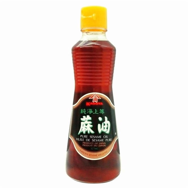 Kadoya Huile de Sésame Bouteille 327 ml avec Huile d'Ambre Foncée, Bouchon Jaune à Clapet, et Étiquette Noire Présentant un Texte Japonais et Anglais Indiquant l'Huile de Sésame pure du Japon, Convient à la Cuisine Asiatique, à la Marinade et aux Plats à Sauté.
