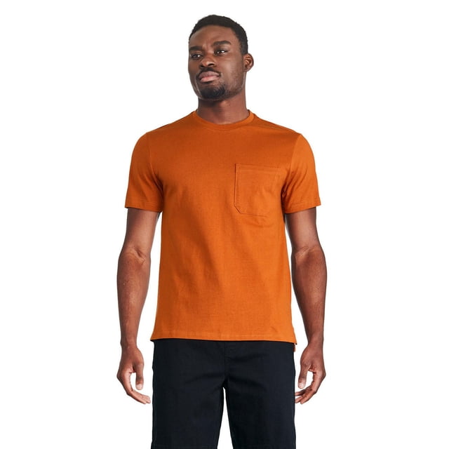George T-shirt à Poche pour Homme en orange Brûlé avec Encolure Ras du Cou, Manches Courtes, Poche Poitrine Plaquée et Ourlet Droit, à Porter avec des shorts Noirs Vus de devant sur Fond Blanc, Convient pour une Tenue Décontractée Ou pour Superposer.