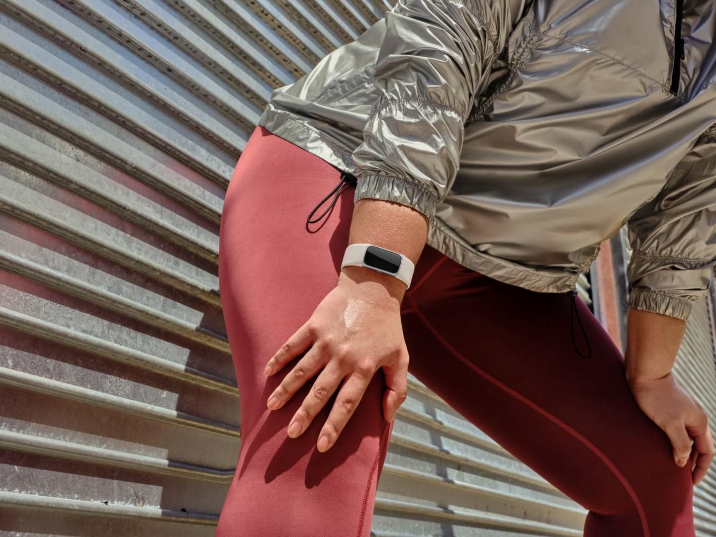 Bracelet d’activité évolué pour la forme et la santé Google Fitbit Charge 6, noir (1)