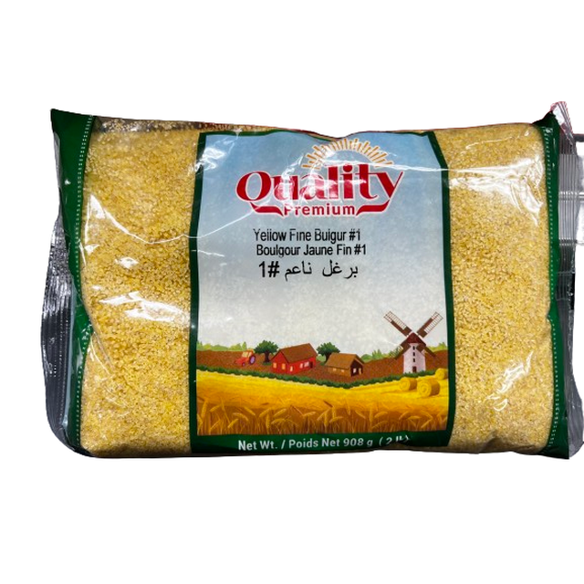 Boulgour Jaune de Qualité Fin dans un Sac en Plastique Transparent avec Bords Verts, Montrant des grains de Blé Jaune Pâle Finement Concassés. l'Étiquette Présente la Marque Haut de Gamme de Qualité, le Nom du Produit en Anglais, Français et Arabe, et une illustration Rurale avec un Moulin à Vent et des Fermes. Poids Net 908 Grammes, Idéal pour des Plats de grains à Cuisson Rapide.