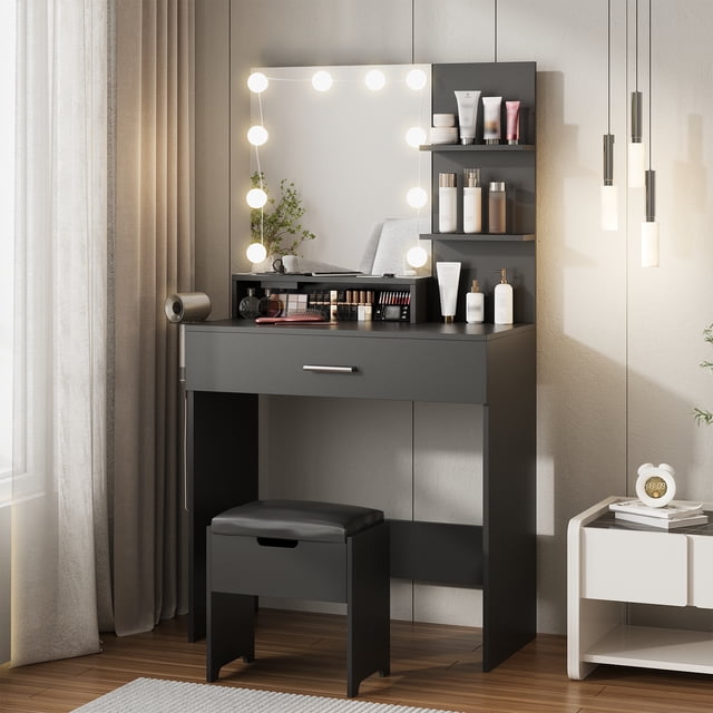 Vabches Lumières DEL Coiffeuse Tabouret de Coiffeuse Ensemble de Meuble-Lavabo en Noir, Comprenant un Grand Miroir avec 12 Ampoules DEL de Style Hollywood à Intensité Réglable Offrant Trois modes de Couleur. Comprend une station de Recharge Intégrée avec Deux Prises et Deux ports USB, un Support pour Séchoir à Cheveux, et un Grand Rangement avec Trois Étagères, un Tiroir Spacieux et un Tabouret Rembourré avec Rangement Dissimulé. Dimensions : Table 31.45 x 15.12 x 57.67 Pouces, Tabouret 14.57 x 9.45 x 15.74 Pouces. Convient aux Chambres