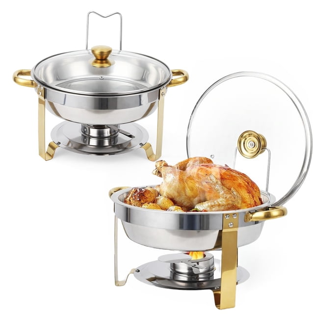 AKDSteel Ensemble de 2 Plats Anti-Frottement pour Buffet, Plats Ronds de 5 Qt avec Porte-Couvercle et Couvercle en Verre. l'Ensemble Comprend des Réchauds de Buffet en Acier Inoxydable avec Poignées et Pattes Ton Or, une Casserole à Aliments, un Plateau à Eau et un Brûleur à Combustible. un Plat Est Montré avec un Poulet Rôti et des Légumes, l'Autre Est Exposé avec le Couvercle Fermé. Idéal pour le Service Traiteur, les Mariages et les Fêtes.