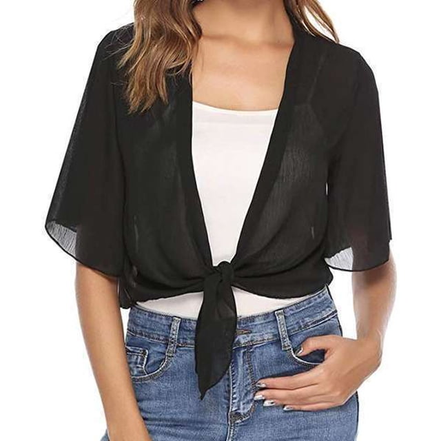Wolfast Hauts à Manches Courtes pour Femmes avec Châle Enveloppant en Mousseline Douce Noir, Style Boléro cape avec design à Nouer devant. Parfait pour les Robes de Soirée, Mariages Ou Tenues Décontractées. Matériau en polyester Léger Assure Confort et Respirabilité. Convient comme cardigan pour Femmes Ou Châle de Soirée. Montré Assorti à un Haut Intérieur Blanc et des jeans Bleus.