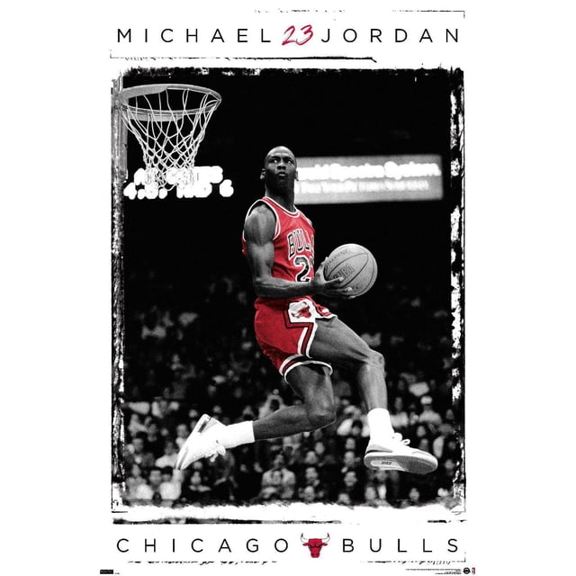 Michael Jordan - Affiche Murale « Dunk », 22,375 Po x 34 Po Montrant Michael Jordan en Chandail Rouge des Chicago Bulls Numéro 23, Sautant en l'Air Tenant un Ballon de basketball Près du Cerceau avec un Fond de Foule Flou et le logo des Chicago Bulls au Bas, Imprimée sur Papier d'Affiche Lustré.