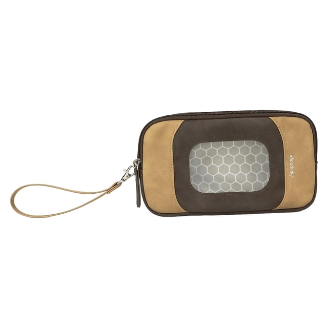 Distributeur Portable de Sac Humide pour Bébé pour Sac à Couches en Cuir PU Brun Léger avec Doublure en polyester. Doté d'Une Fermeture Éclair, d'Une Fenêtre Transparente à Motif Nid d'Abeilles pour un Accès Facile aux Lingettes, et d'Une Dragonne pour la Portabilité. Conçu pour Ranger les Mouchoirs Humides pour Bébé, les Mouchoirs pour le Visage Ou les Lingettes Démaquillantes. Mesure 23,3 cm x 13 cm x 4,5 cm.
