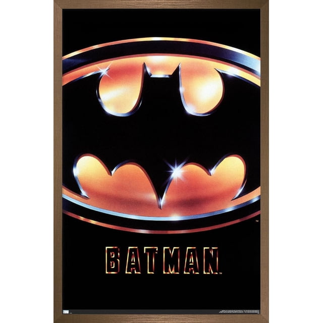 DC Comics Film Batman (1989) - Affiche Murale à Logo sur une Feuille Mettant en Vedette un Emblème Batman Centré, Noir Lustré et orange avec des Surligneurs Métalliques et le Mot Batman en Lettres Réfléchissantes Audacieuses en Dessous sur Fond Noir, Encadrée en Bois. Convient pour Décorer des Chambres, des Bureaux Ou des Résidences Étudiantes.