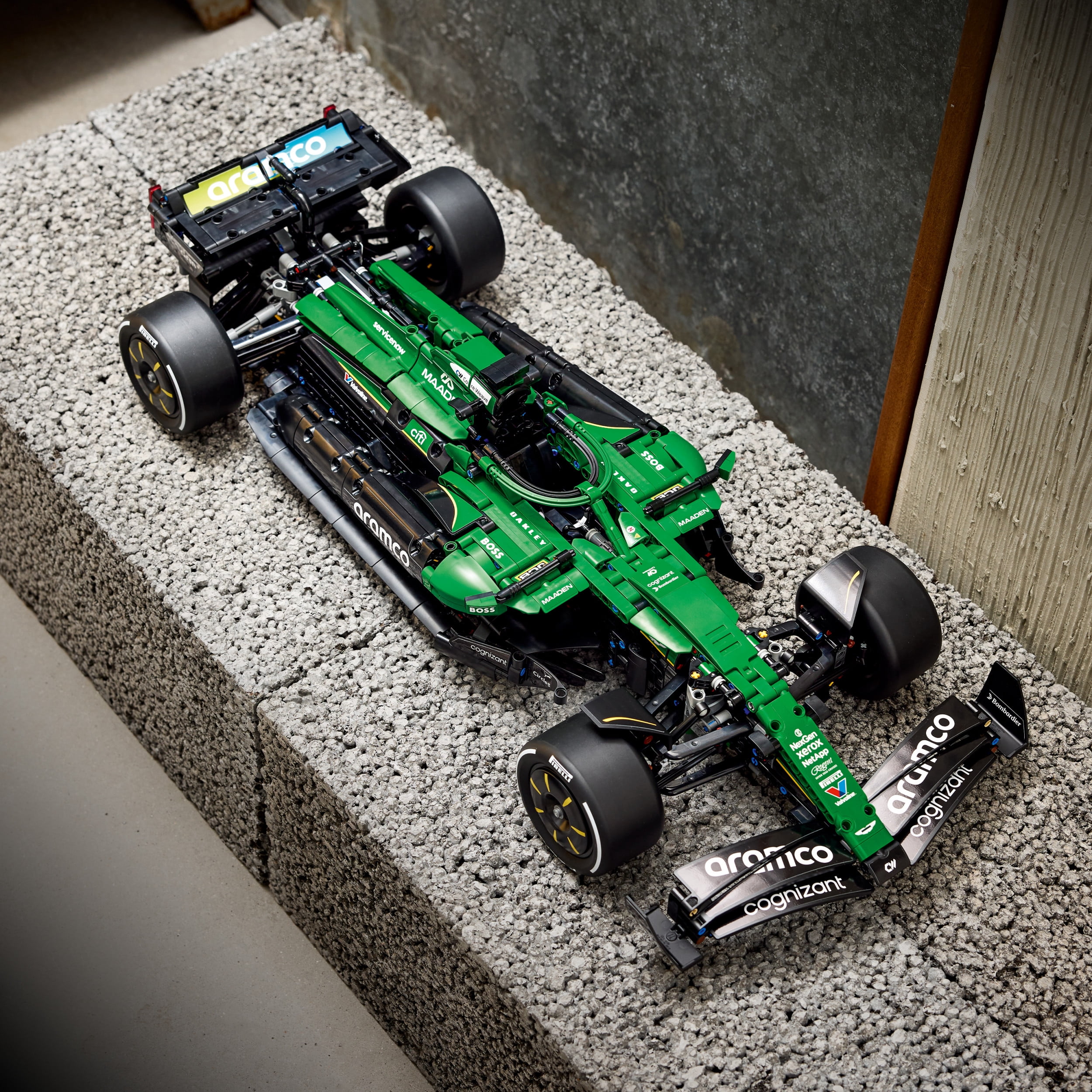 LEGO Technic La Voiture de F1 Aston Martin Aramco AMR25 42240