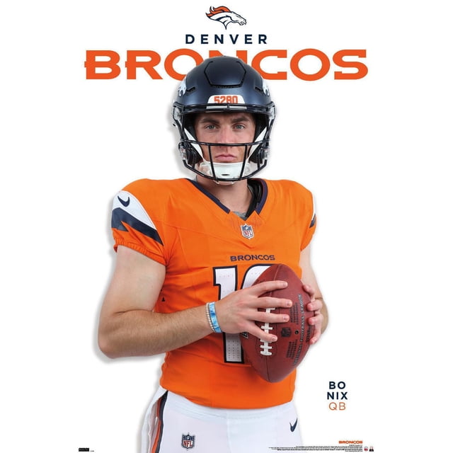 NFL Denver Broncos - Bo Nix Affiche Murale de la Série 24 Montrant un Joueur de football Orienté vers l'Avant avec un Numéro de Maillot des Broncos orange 10 et un Casque Bleu Marine Foncé Tenant un Ballon de football NFL Brun, avec Grand Texte des Broncos orange et le logo de Denver au-Dessus sur un Fond Blanc, Idéal pour la Déco de Chambre de fan de sports.
