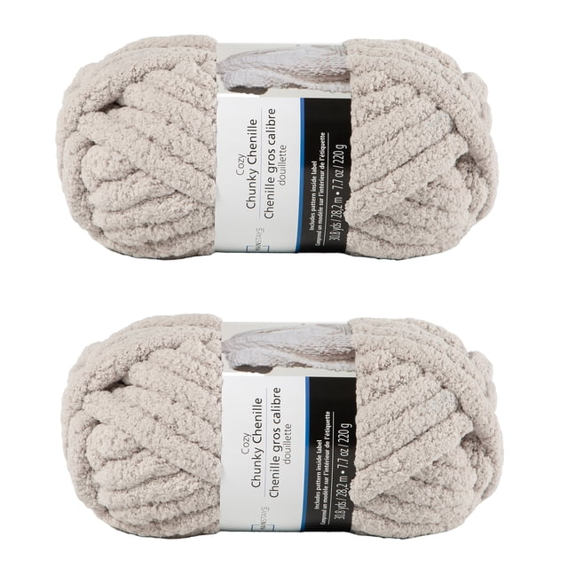 MAINSTAYS Lot de 2 Fils de polyester Gris Pâle avec Deux Écheveaux de Fil Épais Style Chenille, Chacun 220 g et 30,8 Verges, Enveloppés avec des Étiquettes Indiquant le type de Fil et les instructions d'Entretien, Idéal pour Tricoter des Couvertures, des Oreillers, des Foulards et des Accessoires de Déco pour la Maison.