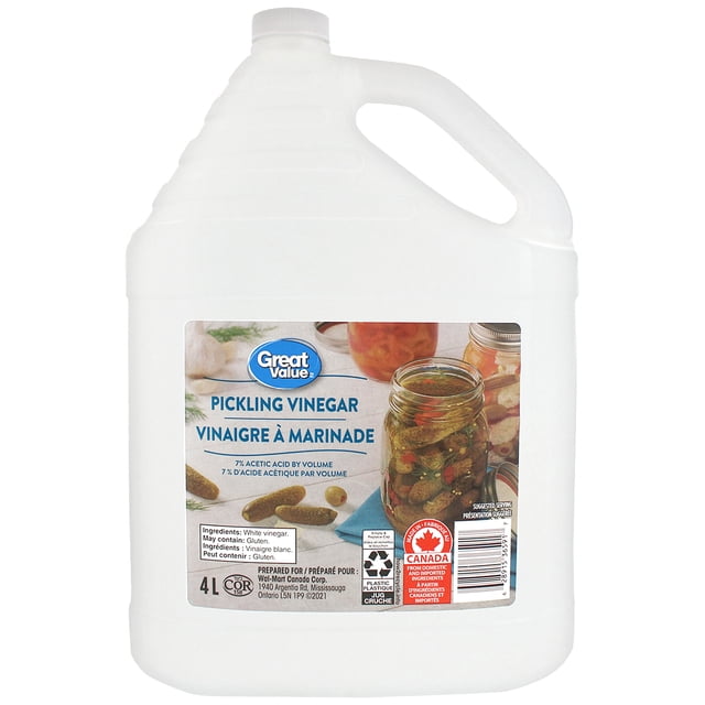 Great Value Marinade Vinegar dans un Pichet en Plastique Blanc de 4 L avec Poignée et Bouchon à Vis, Présentant une Étiquette Bilingue avec une image de Légumes Marinés dans un Pot en Verre, Contenant 7 % d'Acide Acétique par volume, Convient à la Conservation des Aliments, des Vinaigrettes et des marinades.