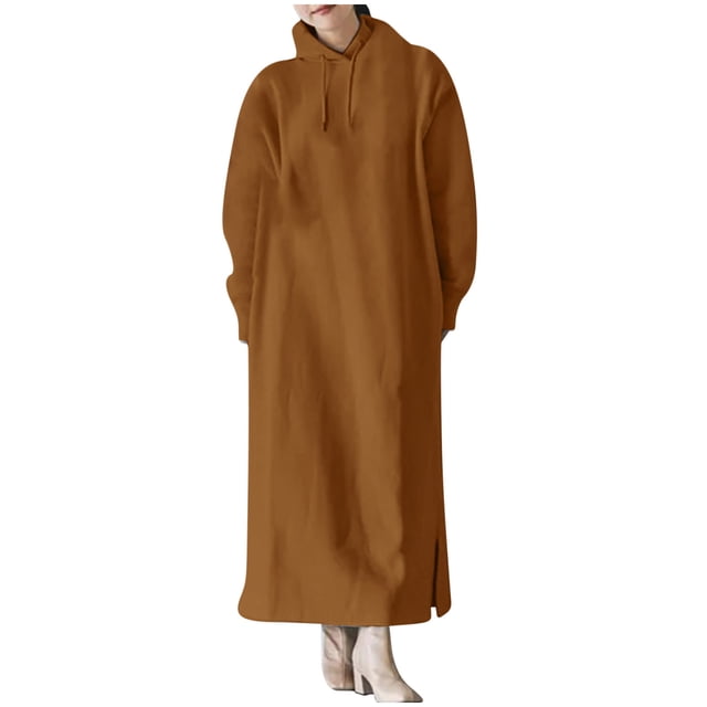 cfhntfmh Robes Grande Taille pour Femmes à Manches Longues, Chandails à Capuchon Doux, Robe Chandail en Molleton Chaude et Fluide Longue Maxi de Couleur Brun Uni. la Robe Présente un design à Capuche avec Cordons, Manches Longues et une Coupe Décontractée Qui Se Déplie en Longueur Maxi. la Matière en Molleton Doux Procure Chaleur et Confort, la Rendant Adaptée aux Sorties Décontractées, à la Détente Ou au Temps Plus Frais. Conçue avec des Bottines Blanches, la Robe a une Fente Latérale pour une Mobilité Accrue.