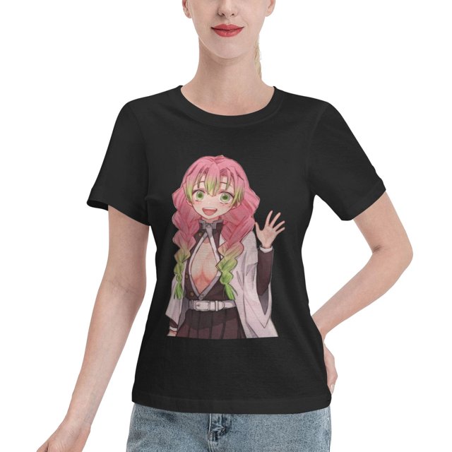 T-Shirt Basique à Manches Courtes pour Femmes avec un Motif de Lame Demon Slayer Temple Ganlu Mili. Ce T-Shirt Noir de Longueur Régulière Est Fait de 100 % Coton, Offrant une Sensation Douce et Légèrement Extensible. Il a un Col Rond, des Manches Courtes et un Graphique Imprimé d'Un Personnage aux Cheveux Roses et Verts. Convient au Port Quotidien, à la Maison, aux Voyages Ou aux Activités de Mise en Forme. le Modèle Est Montré Portant le T-Shirt Assorti à des jeans Bleu Pâle.
