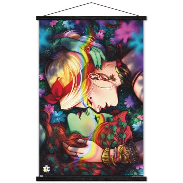 DC Comics - Affiche Murale de Harley Quinn et de Poison Ivy Pride, 22,375 Pouces x 34 Pouces Représentant une illustration Détaillée et Colorée de Harley Quinn aux Cheveux Blonds Attachés avec un Ruban Rouge et de Poison Ivy à la Peau Verte et aux Cheveux Rouges, Entourée de Fleurs et de Feuillage Vibrants, avec un Effet de Lumière Arc-en-Ciel Symbolisant la Fierté des Deux Personnages, Convient à la Déco Maison et aux collections de Fans.