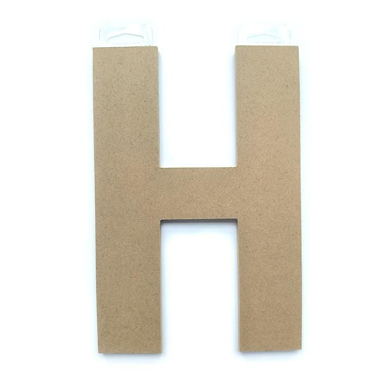 Lettre H en bois du décor Lerman
