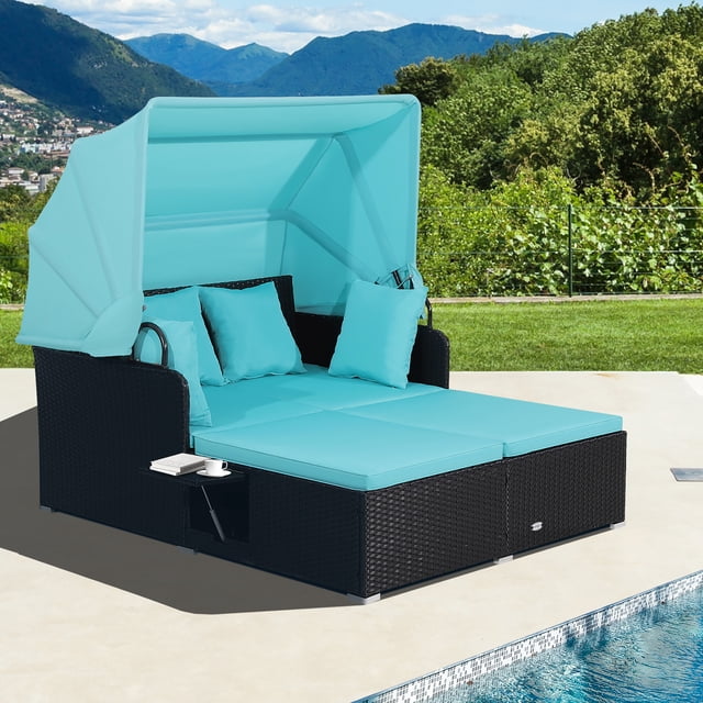 Costway Daybed Lounge en Rotin pour Patio avec Auvent turquoise Rétractable, Cadre en Osier Noir et Coussins turquoise. Conçu pour l'Extérieur, Il Comprend des tables d'Appoint Pliables et des Sièges Spacieux, Parfait pour la Détente au Bord de la Piscine Ou sur le Patio. Utilisé Souvent pour Se Détendre Ou Recevoir des Invités à l'Extérieur.